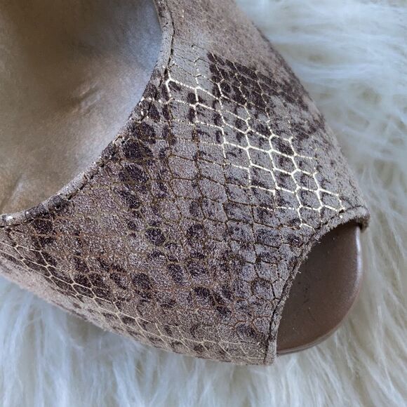 Ann Klein Leather Gold Metallic Snake Peep Toe Four Inch Heel Size 7.5 - Picture 2 of 12